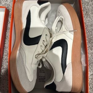 Women’s Lucky Step Black and White Gum-soled Sneakers - Sz 8